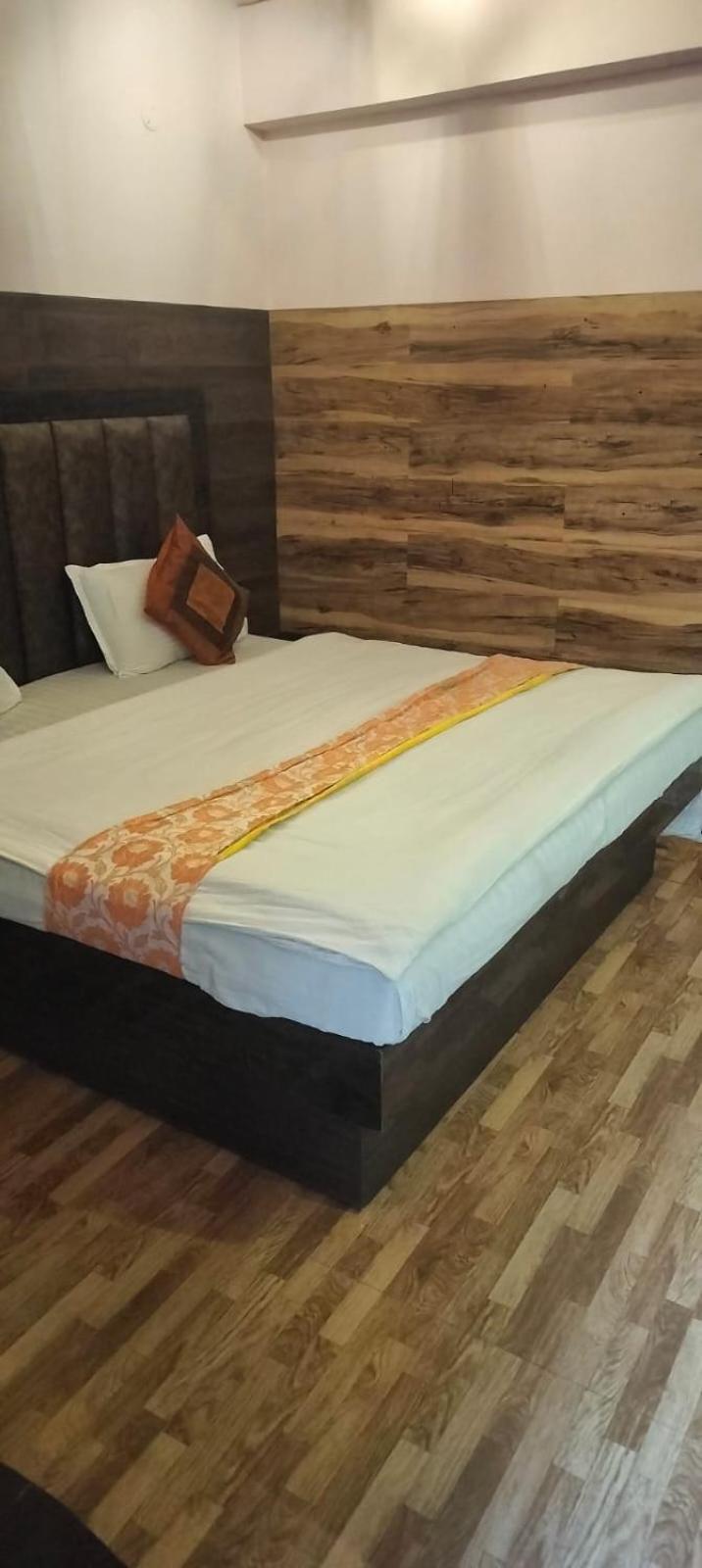 Hotel Surya Lake View Найнитал Экстерьер фото