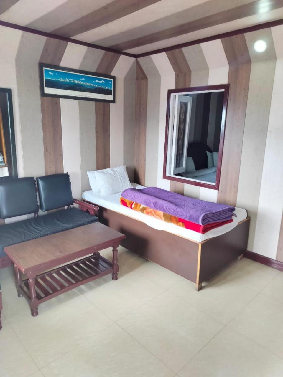 Hotel Surya Lake View Найнитал Экстерьер фото