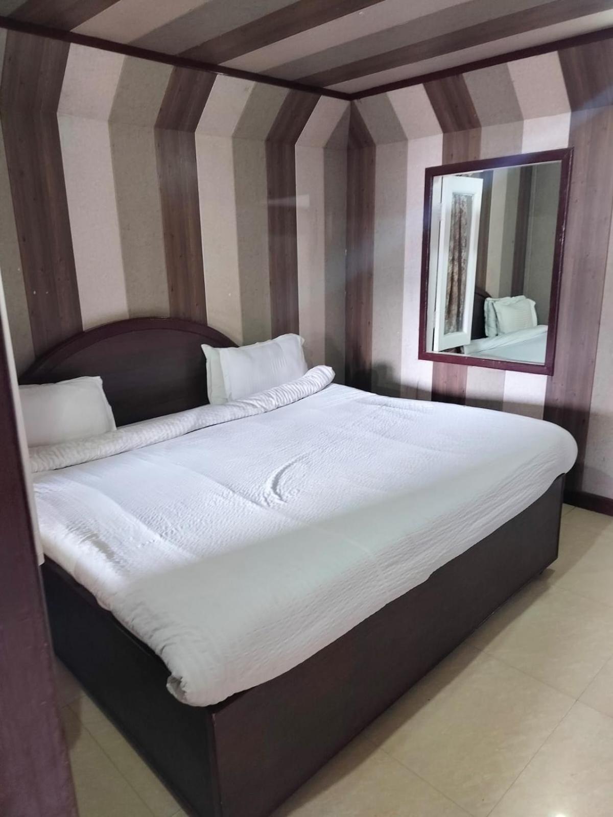 Hotel Surya Lake View Найнитал Экстерьер фото